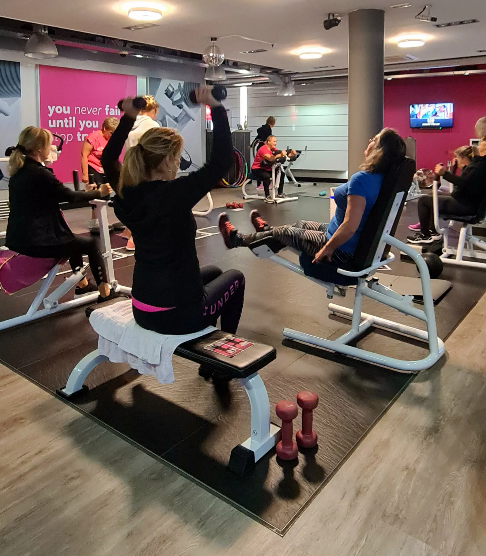 Fitness groepssessie met halters