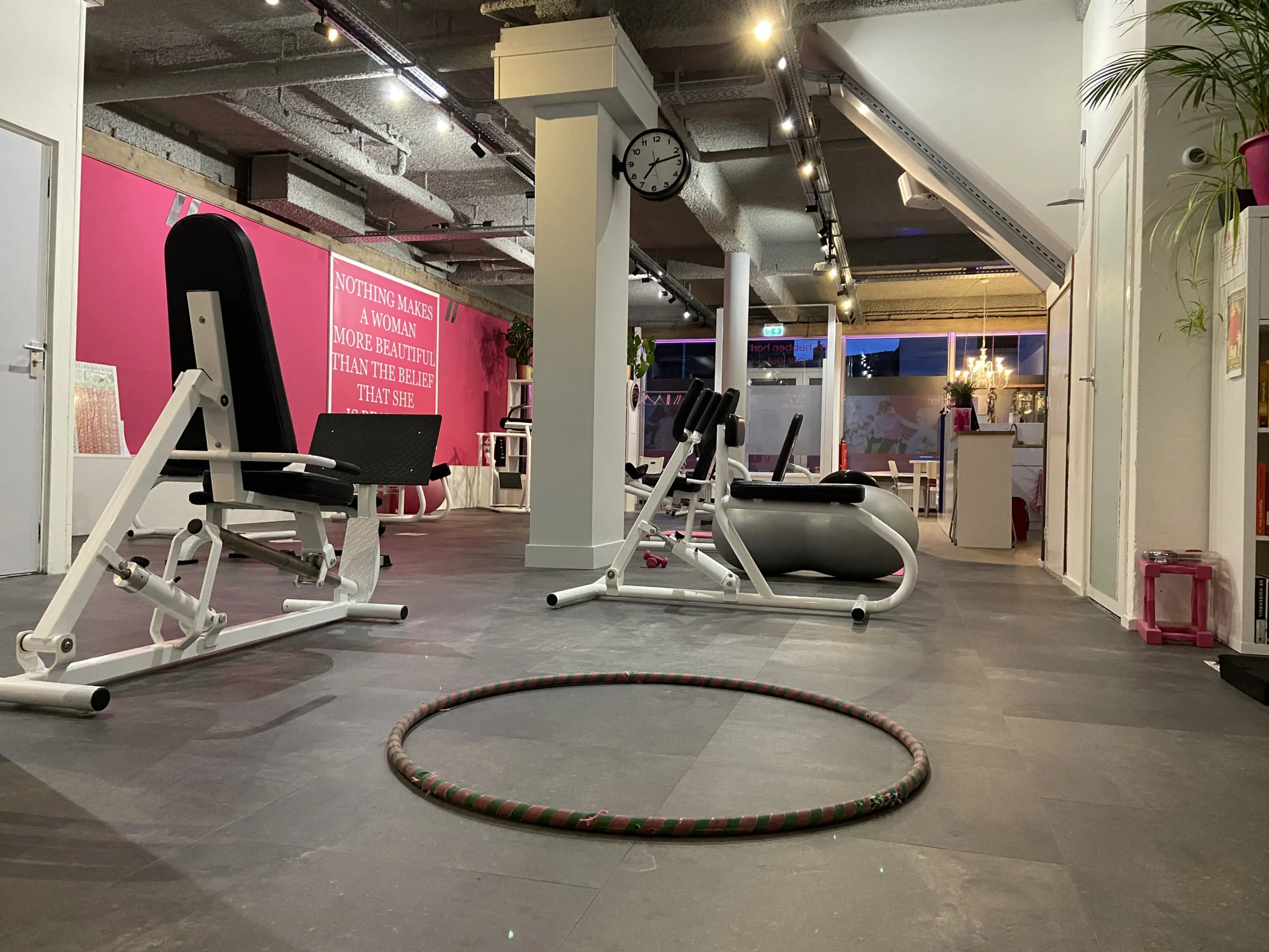 Fitnessestoestellen op een fitnessmat in StrongHer fitness Hardinxveld