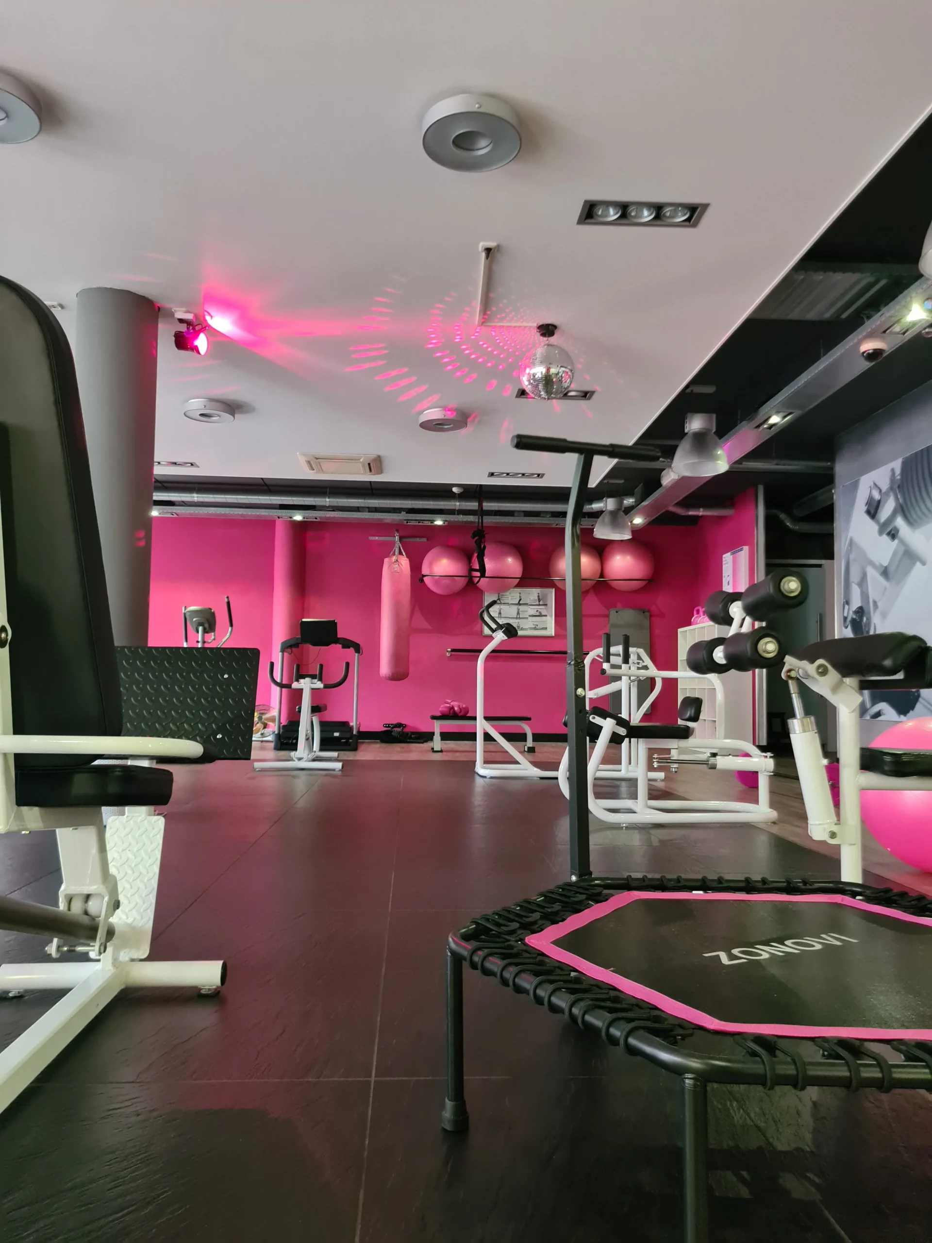 Interieur StrongHer fitness Wijchen met fitnessapparaten