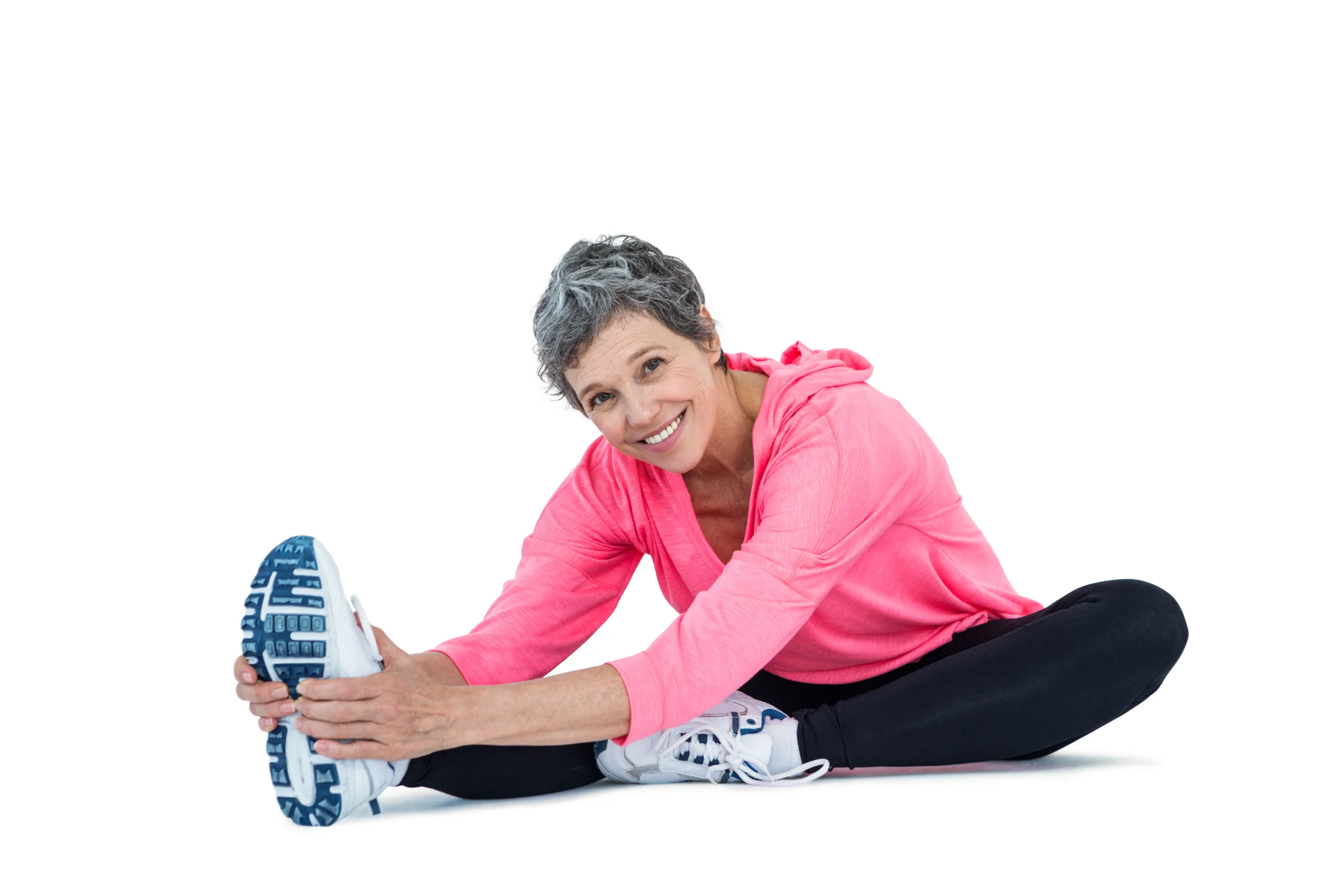 volwassen vrouw in roze hoodie zwarte legging en witte sportschoenen doet stretch oefening