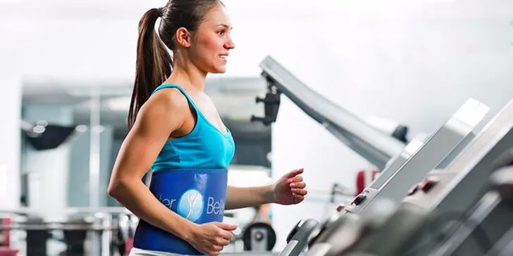 Vrouw in blauw t-shirt doet een Better Belly workout op de loopband strongher wijchen